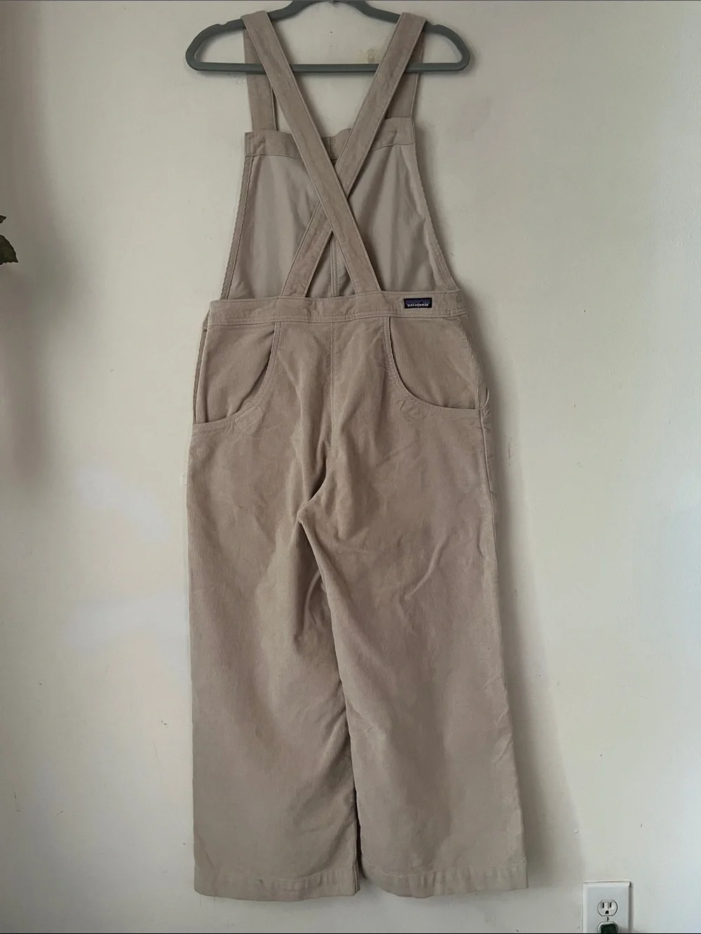 Patagonia Women's Sz 8 Stand Up Cropped Corduroy Overalls in Beige/Tan Wide Leg